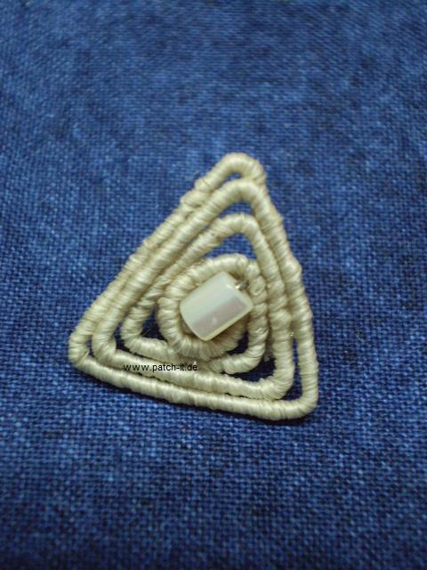Dreiecksknopf mit Perle